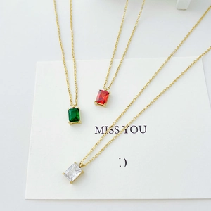 Collares minimalistas de acero dorado con piedras rectangulares verdes, rojas y blancas