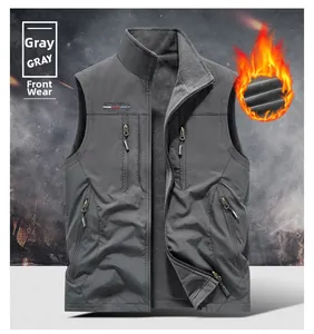Detailansicht der grauen Outdoor-Weste mit Reißverschlusstaschen und Fleece-Futter