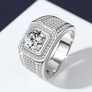 Luxuriöser S925 Sterlingsilber Herrenring mit Moissanit im quadratischen Design