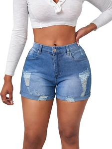 Makroaufnahme von High-Waist-Jeans-Shorts mit Rissen, Fransen-Saum und hellblauer Waschung
