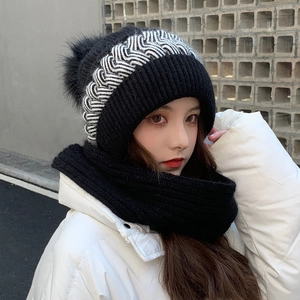 Set cappello in maglia a righe con pompon e scaldacollo nero per donna