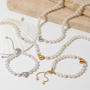 Adjustable pearl jewelry set with heart charms in gold and silver finish for women