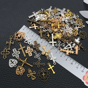 Vintage metalen kruishangers in diverse kleuren met een liniaal voor maataanduiding