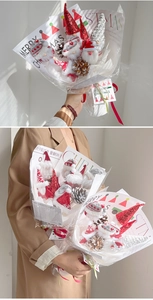 Détail d'un bouquet de gnomes de Noël avec papier cadeau et pommes de pin décoratives
