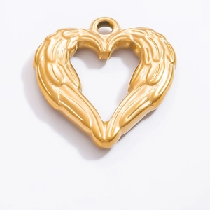 Vue détaillée du pendentif aile en forme de cœur avec de fines textures de plumes dorées