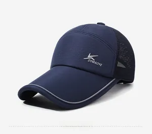 Détail de casquette de sport bleue à séchage rapide avec filet arrière respirant