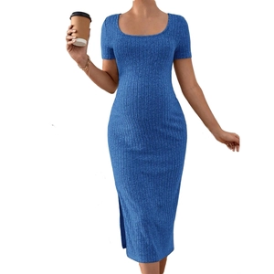 Détail de la robe de grossesse bleue en maille côtelée avec fente latérale stylée