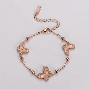 Détail du bracelet papillon en or rose avec perles et fermoir mousqueton ajustable