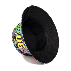 Détail du chapeau bob imprimé rétro des années 90 avec doublure noire et tissu en coton