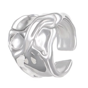 Vue détaillée d'une bague ajustable argentée avec texture irrégulière de métal liquide