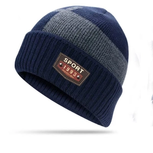 Bonnet en tricot rayé bleu marine et gris avec doublure polaire chaude et écusson sport
