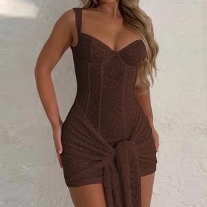 Dettaglio dell'abito in pizzo marrone con fiocco in vita e design attillato elegante