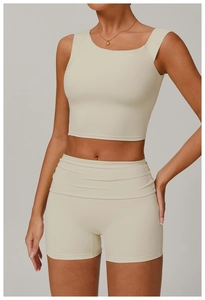 Vue détaillée du débardeur de yoga beige et du short de sport taille haute en tissu mat