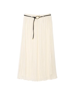 Détail de la jupe midi plissée blanc cassé avec ceinture noire et boucle dorée