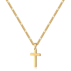 Détail d'un pendentif double croix dorée avec une chaîne Figaro classique pour hommes