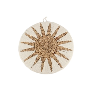 Handgewebte Rattan-Wanddeko aus Naturfasern mit Sonnenstrahlmuster im Boho-Stil