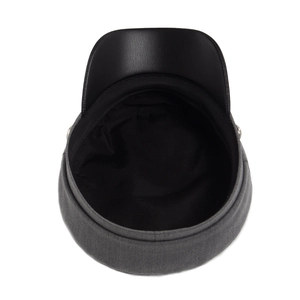 Cappello vintage da donna in tessuto grigio scuro con visiera in pelle nera stile classico