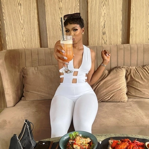 Body blanc chic avec décolleté en V profond et découpes latérales élégantes