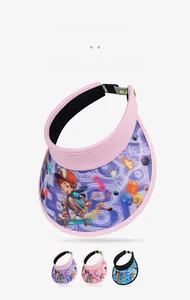 Détail de la visière pare-soleil enfant avec motif 3D en options rose, violet et bleu