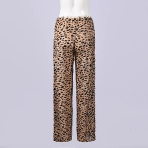 Détail du pantalon léopard pelucheux montrant la texture douce et la coupe large