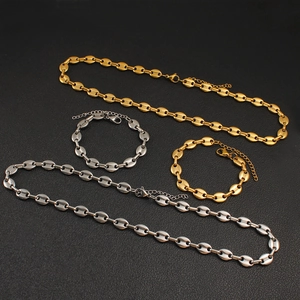 Dettaglio ravvicinato di collane e bracciali a chicco di caffè in oro e argento