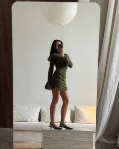 Détail de la robe en maille vert olive avec fronces latérales et manches évasées