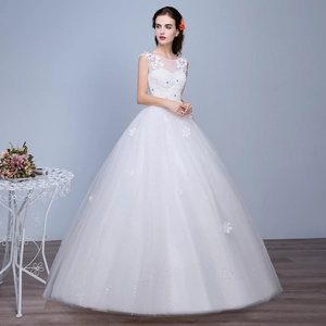 Robe de mariée élégante en dentelle blanche avec broderies et jupe longue de bal