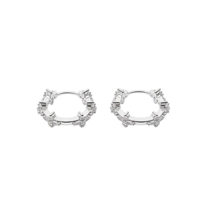 Créoles en argent avec fleurs en zircone dans un style français minimaliste et élégant