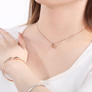 Détail du collier avec pendentif goutte d'eau et de l'ensemble bracelet en or rose