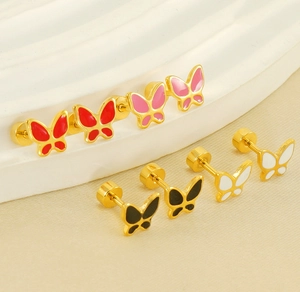 Détail de boucles d'oreilles papillon colorées avec fermoirs à vis et finition dorée