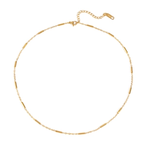Collana minimalista in acciaio inossidabile placcato oro 18K con maglie cilindriche su fondo bianco