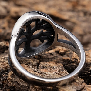 Bague arbre de vie rétro en acier inoxydable avec relief sur fond de bois naturel