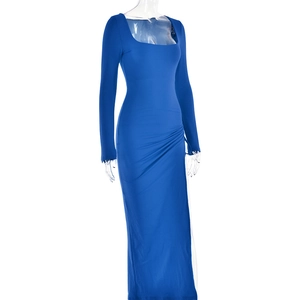 Détail de la robe bleue à col carré avec fronces latérales et cordon de serrage ajusté