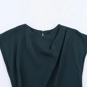 Abito smanicato verde scuro con elegante scollo a pieghe e consistenza setosa