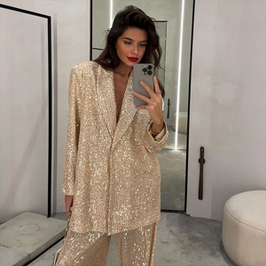 Vue détaillée d'un ensemble blazer et pantalon droit à paillettes de couleur champagne