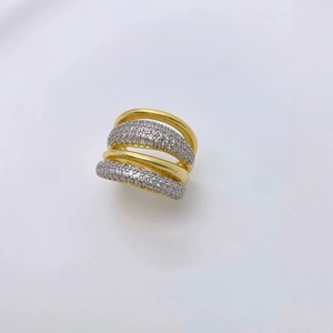 Anello a fascia larga multistrato placcato oro 18k con pavé di zirconi luccicanti