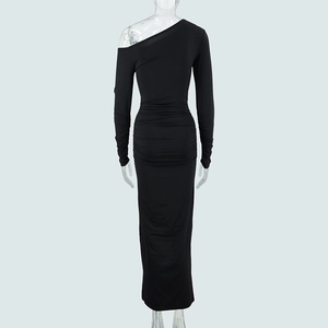 Vue détaillée du dos d'une robe longue noire à une épaule avec des détails froncés fins