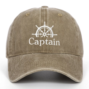 Detailansicht der khakifarbenen Vintage-Baseballkappe aus Baumwolle mit Captain-Stickerei
