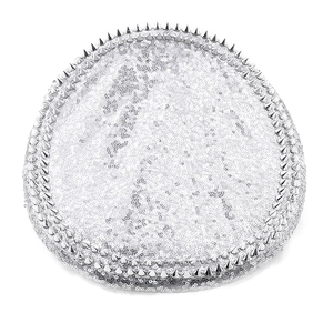 Détail du chapeau de fête à paillettes argentées avec pointes punk en métal et fini brillant