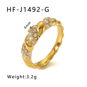 Detailansicht des 6mm gedrehten Rings mit 18k Vergoldung und funkelnden Zirkoniasteinen