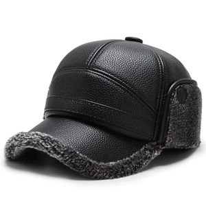Dettaglio cappello invernale in ecopelle con fodera in peluche grigio e paraorecchie