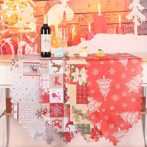 Collection de chemins de table de Noël aux motifs festifs avec des bords ondulés