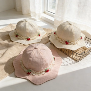 Chapeaux de soleil pour bébés avec fraises en dentelle en blanc crème et rose pastel