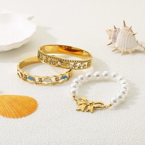 Goldenes Delfin- und Kokosnussbaum-Armreifset mit weißem Perlenarmband für den Sommer