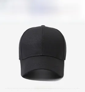 Dettaglio cappello baseball nero con logo in argento e trama in twill di cotone