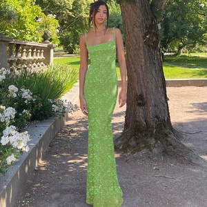 Robe longue fleurie verte moulante avec fines bretelles et design dos nu sexy