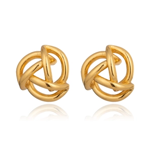 Polierte goldene Edelstahl-Ohrstecker im Knotendesign auf weißem Hintergrund