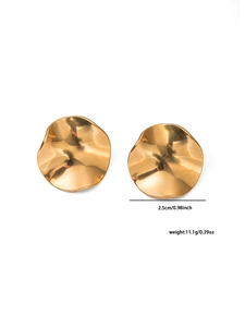 Détail de boucles d'oreilles en acier doré avec texture ondulée de 2,5 cm de large