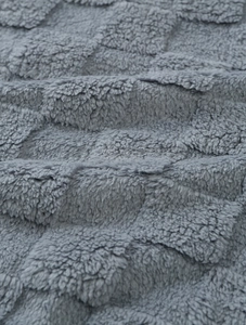 Vue macro du tissu polaire gris à texture gaufrée pour sweat-shirt pour homme
