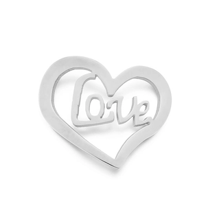 Macro d'un pendentif cœur argenté ajouré avec inscription Love pour la création de bijoux
